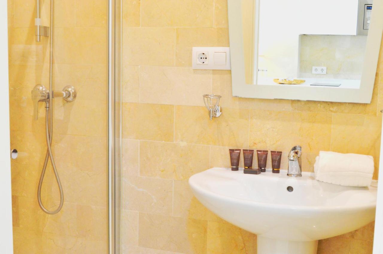 Homeyseville-penthouse Cathedral Tomas De Ibarra St 6 Pax, Parking Optional Siviglia